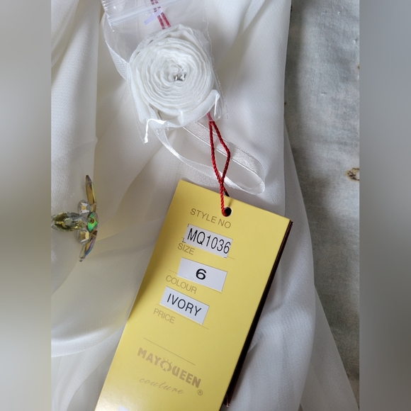 NWT Size 6  Ivory Wedding dress. Chiffon shawl and straps included. - Picture 7 of 8